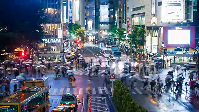 涉谷区的雨夜人行横道上挤满了行人。日本东京，4K延时。视频素材