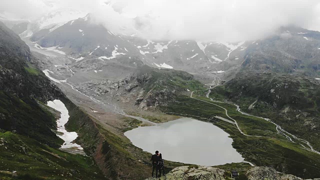 鸟瞰图的女人和男人附近的湖在瑞士阿尔卑斯山视频素材画面1