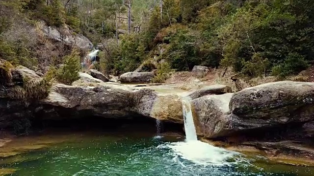 纯净的山溪，绿水视频素材