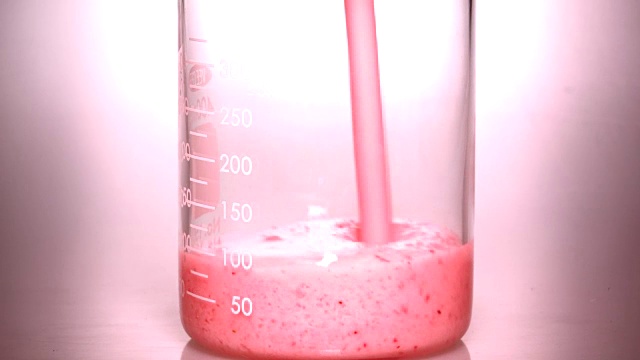 倒入香蕉和草莓水果冰沙视频素材画面4