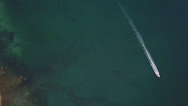 海面上快艇的俯视图视频素材