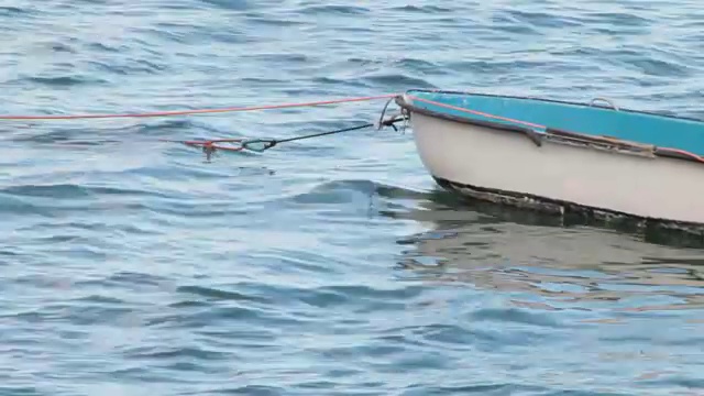 在大海中央的小船被波浪移动着视频素材