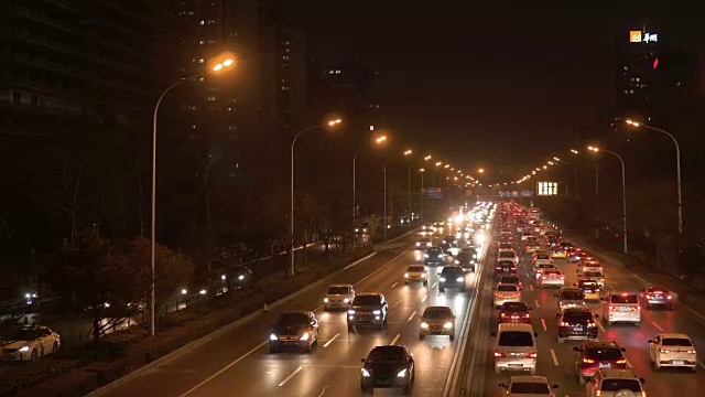 中国北京朝阳门南街夜间高速公路上的交通视频素材