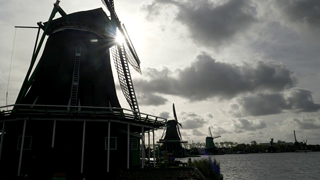 在阿姆斯特丹附近的zaanse schans，太阳在几个风车后面视频素材