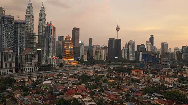 黄昏时分吉隆坡城市景观鸟瞰图视频素材