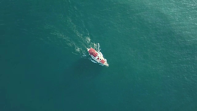 从空中鸟瞰美丽的游艇桅杆在蓝色的海洋泻湖孤立视频素材