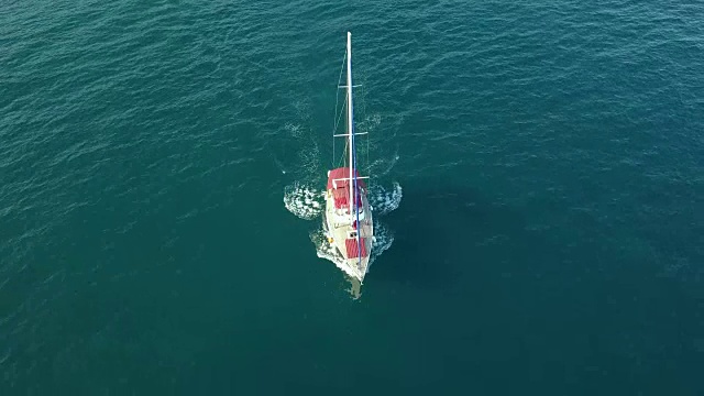 从空中鸟瞰美丽的游艇桅杆在蓝色的海洋泻湖孤立视频素材