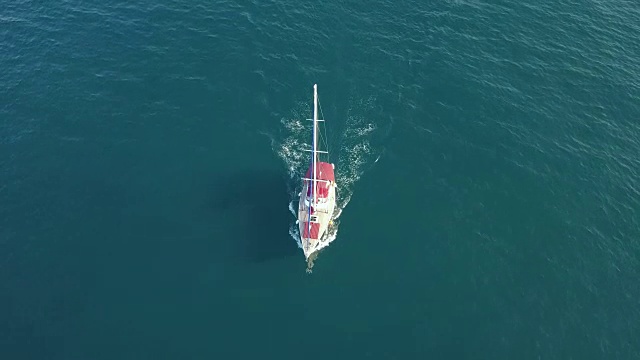 从空中鸟瞰美丽的游艇桅杆在蓝色的海洋泻湖孤立视频素材