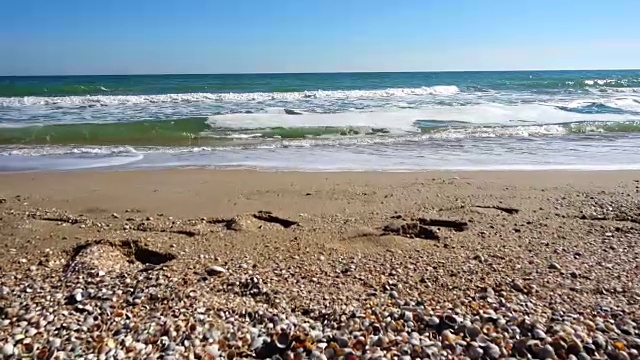 海洋和海岸。在海滩上拍摄。缓慢的运动。视频素材