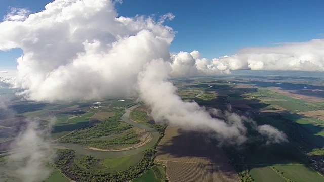 空中飞过云层视频素材画面1