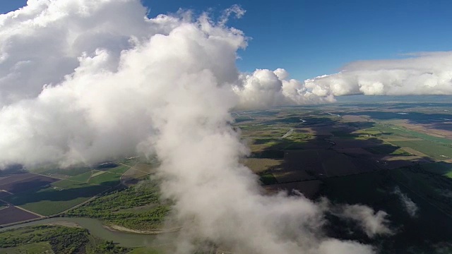空中飞过云层视频素材画面2