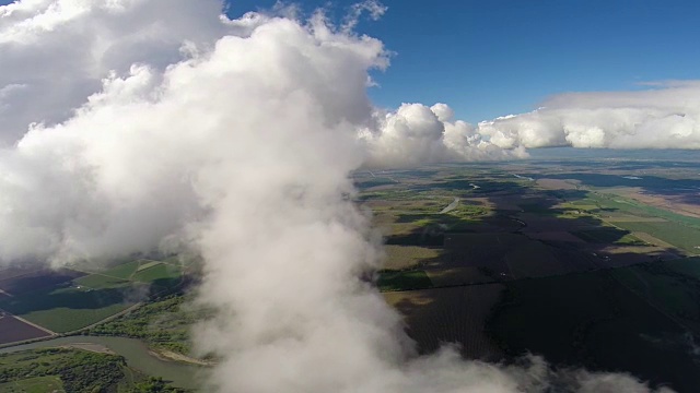 空中飞过云层视频素材画面4