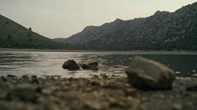 有岩岸的山湖视频素材