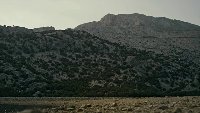 有岩岸的山湖视频素材