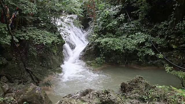 美丽的瀑布是泰国自然公园的旅游目的地视频素材