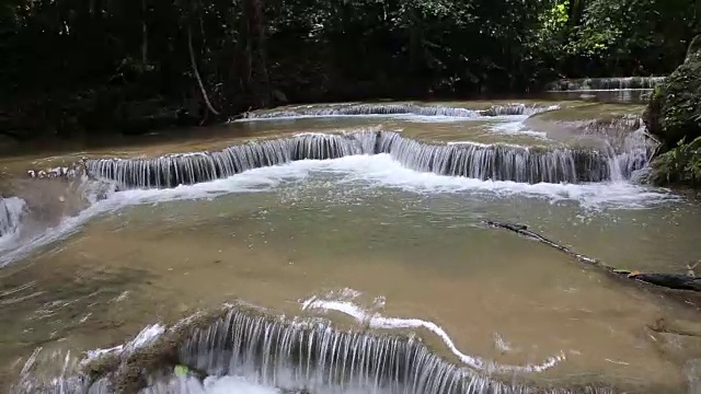 美丽的瀑布是泰国自然公园的旅游目的地视频素材