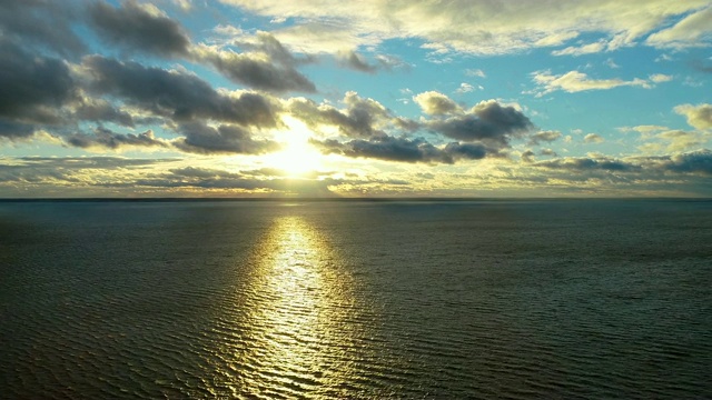 以日出为背景的海上飞行。时间流逝视频素材