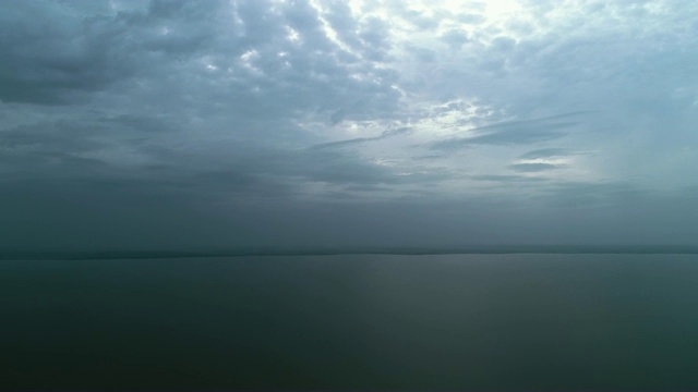 在雨云背景下，飞行在风景如画的海面上。时间流逝视频素材