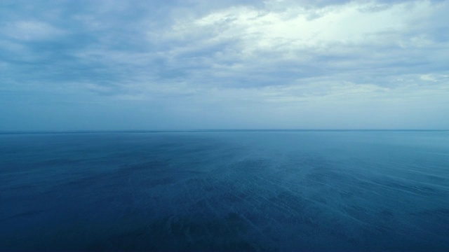 在云流背景上的海洋上空飞行视频素材