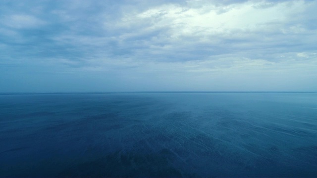 飞行在风景如画的海洋上的背景云流视频素材