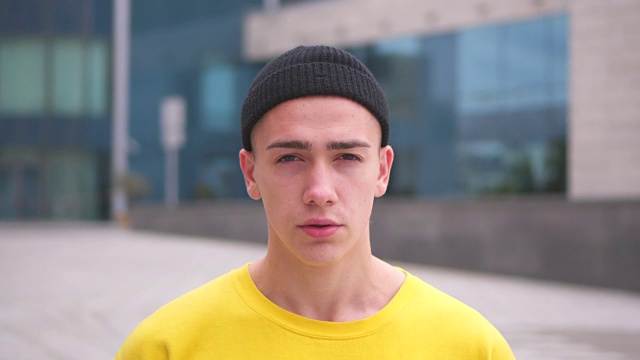 英俊的男人在针织帽视频素材画面1