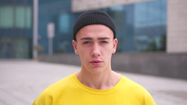 英俊的男人在针织帽视频素材画面3