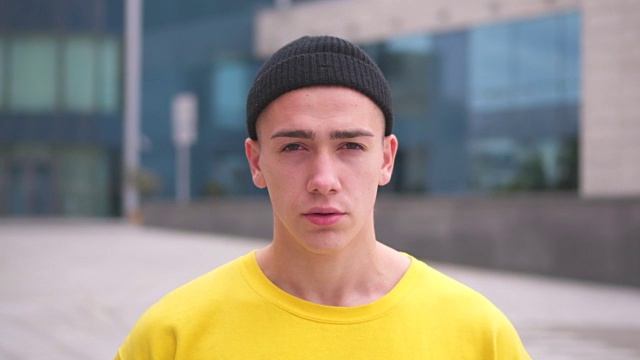 英俊的男人在针织帽视频素材画面4