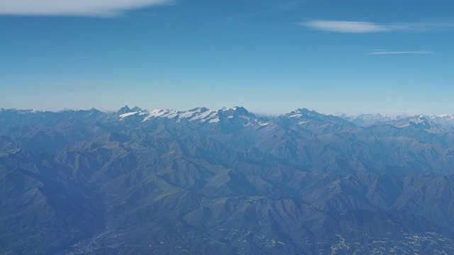 在秋天飞越欧洲阿尔卑斯山。从飞机窗口鸟瞰图视频素材