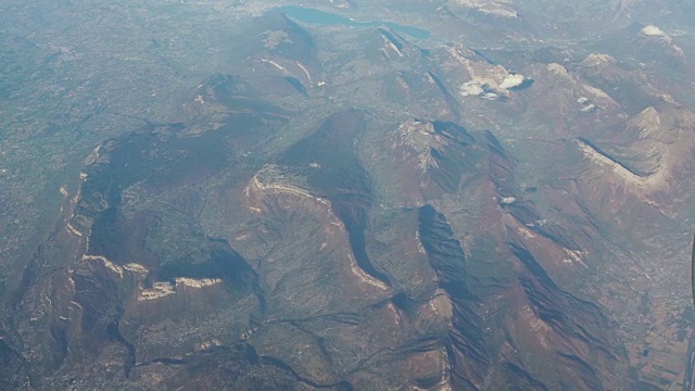 在秋天飞越法国阿尔卑斯山。从飞机窗口鸟瞰图视频素材