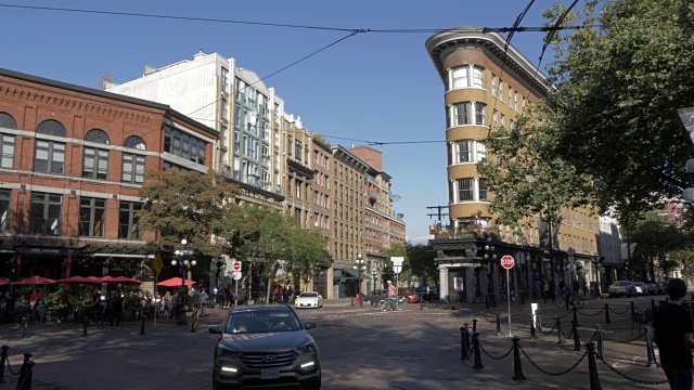 街景和枫树广场上的建筑在Gastown，温哥华，不列颠哥伦比亚省，加拿大，北美视频素材