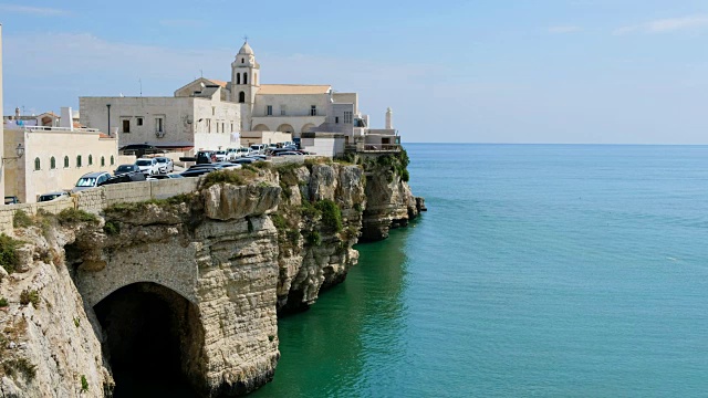 在海边悬崖上的教堂- Chiesa di San Francesco在Vieste海岸村，加尔加诺地区，意大利阿普利亚地区视频素材