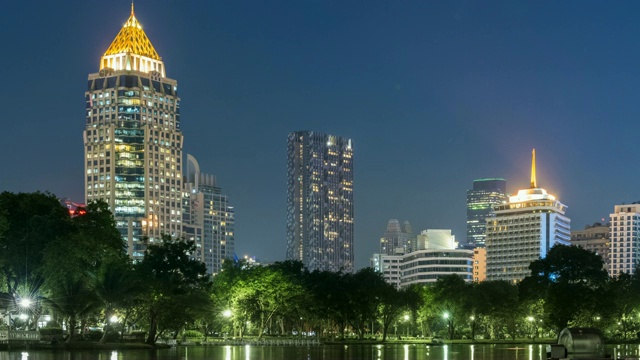 天空下的城市公园以建筑为背景，白天黑夜时光流逝视频素材