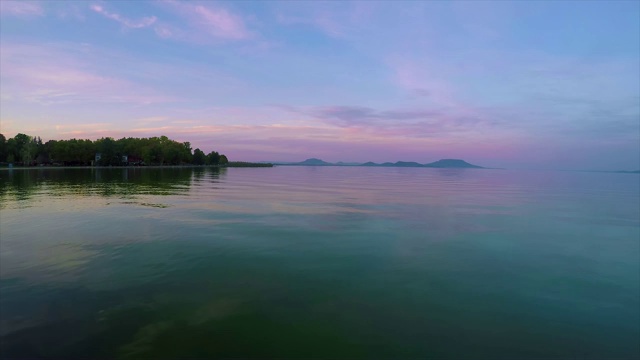 匈牙利巴拉顿湖上平静的湖水和古老的火山视频素材