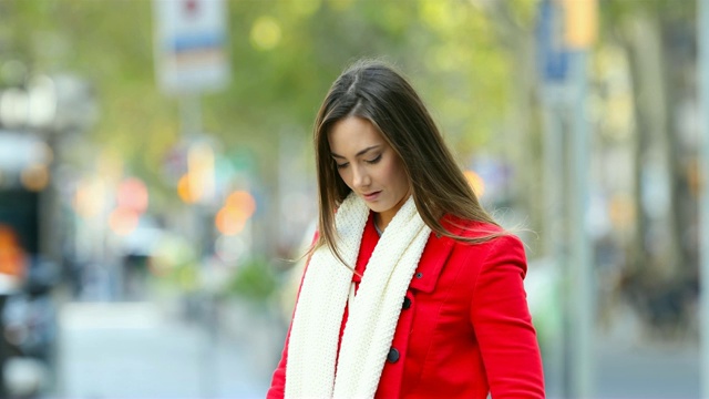 一个女人从手提包里拿出手机视频素材画面4