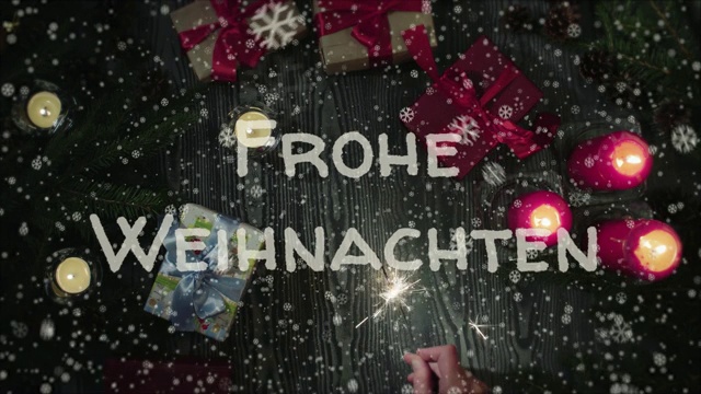 动画Frohe Weihnachten -德语圣诞快乐，女性手中拿着一个烟花视频素材画面1