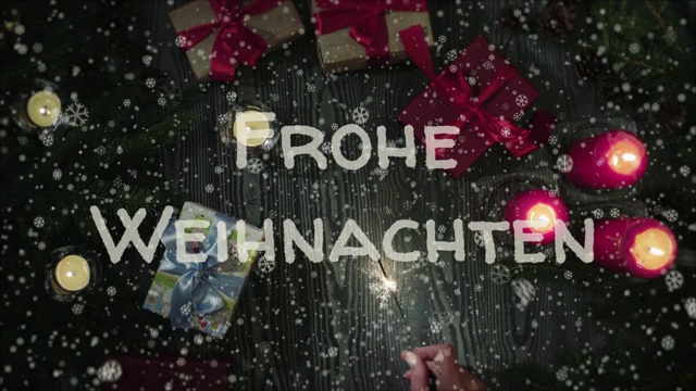 动画Frohe Weihnachten -德语圣诞快乐，女性手中拿着一个烟花视频素材画面2