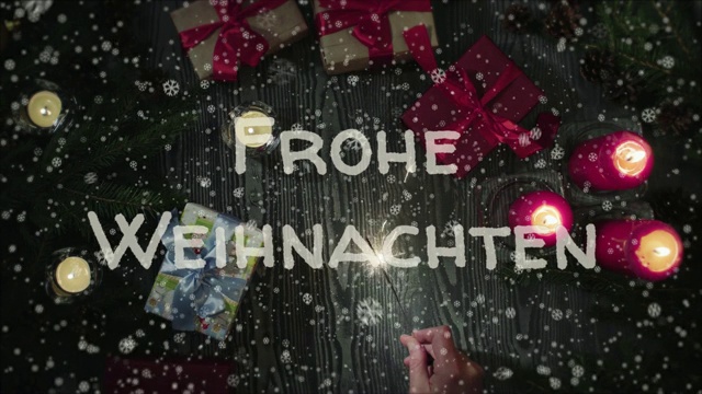 动画Frohe Weihnachten -德语圣诞快乐，女性手中拿着一个烟花视频素材画面3