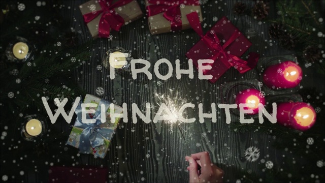 动画Frohe Weihnachten -德语圣诞快乐，女性手中拿着一个烟花视频素材画面4