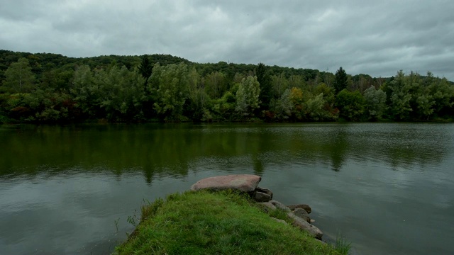 德国蒙德菲尔德，韦特海姆市，蒙德菲尔德湖，阴天，Baden-Württemberg视频素材