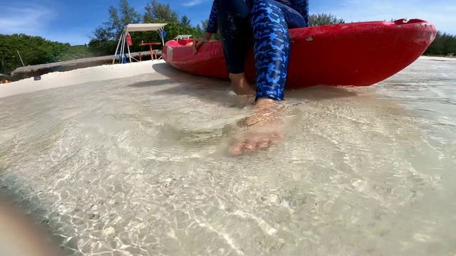 近距离观察亚洲女性在海滩上蓝天的背景。视频素材