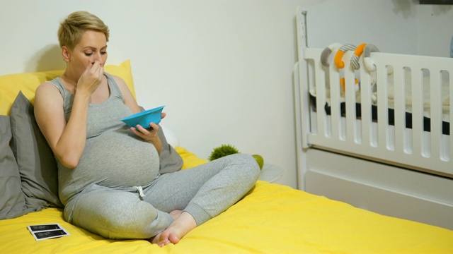 美丽的孕妇视频素材画面2