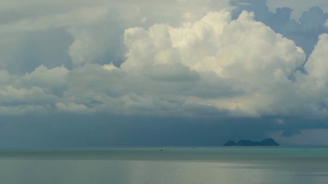 戏剧性的阴天和黑暗的雷暴云在蓝绿色的海上。海面上有飓风。生动的航空时间推移美丽的暴风雨，雨海景。热带雨季，台风天气视频素材