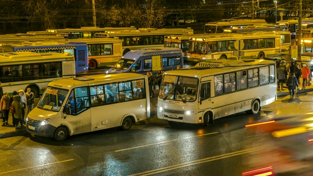 乘客在巴士终点站等候和上车，时间流逝视频素材