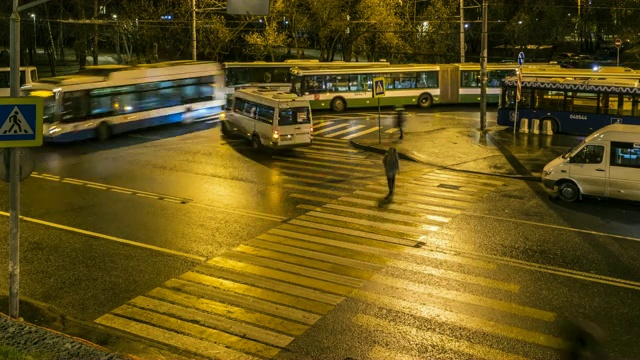 乘客在巴士终点站等候和上车，时间流逝视频素材