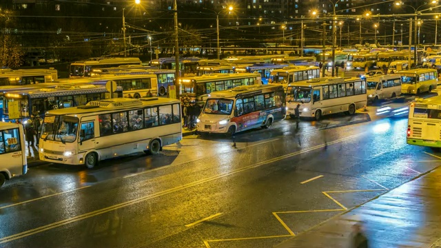 乘客在巴士终点站等候和上车，时间流逝视频素材