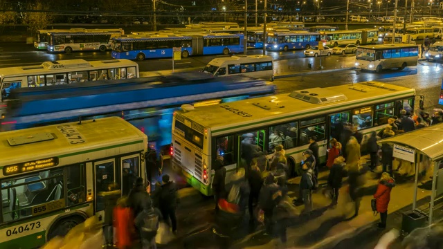 乘客在巴士终点站等候和上车，时间流逝视频素材