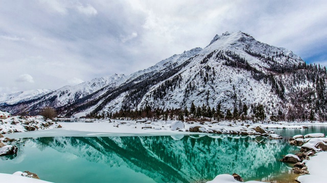 西藏的湖泊和山脉覆盖着积雪视频素材