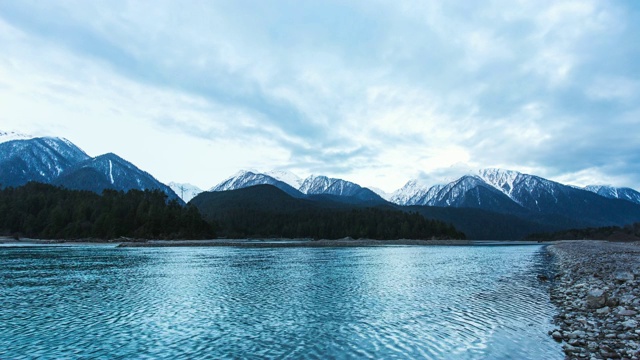 西藏的湖泊和山脉覆盖着积雪视频素材