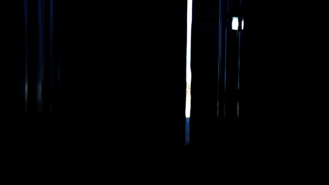 仓库工人打开铁门。钢蓝色基调。视频素材画面3