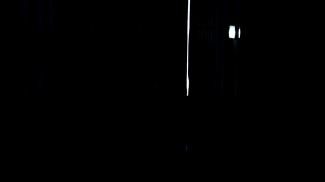 仓库工人打开铁门。钢蓝色基调。视频素材画面4